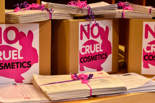 signatures hand-in against cosmetics animal testing 